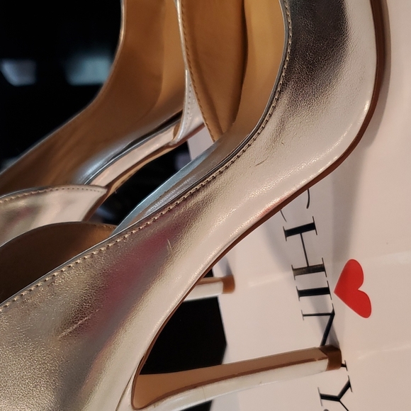 Gorgeous Silver pump! - Picture 12 of 17